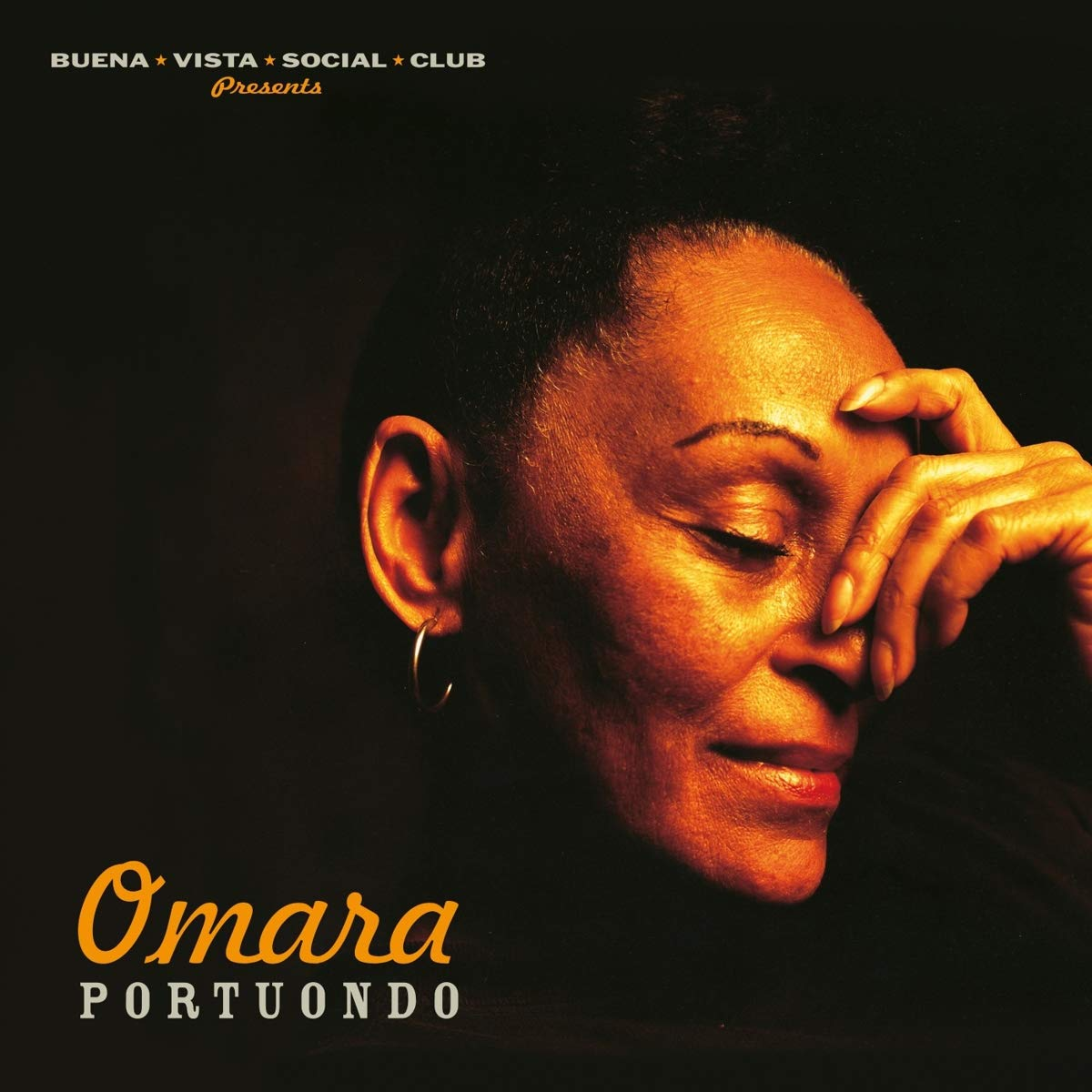Omara Portuondo album borítója. Nő arca árnyékban, arany szöveg.