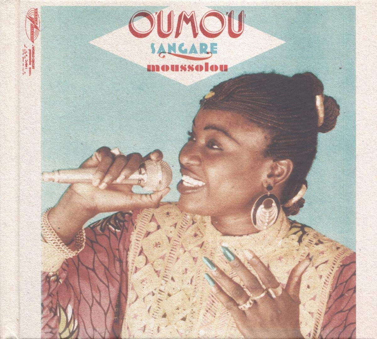 Nő mikrofonba énekel. Album borító, vintage stílus. Kék és piros színek.