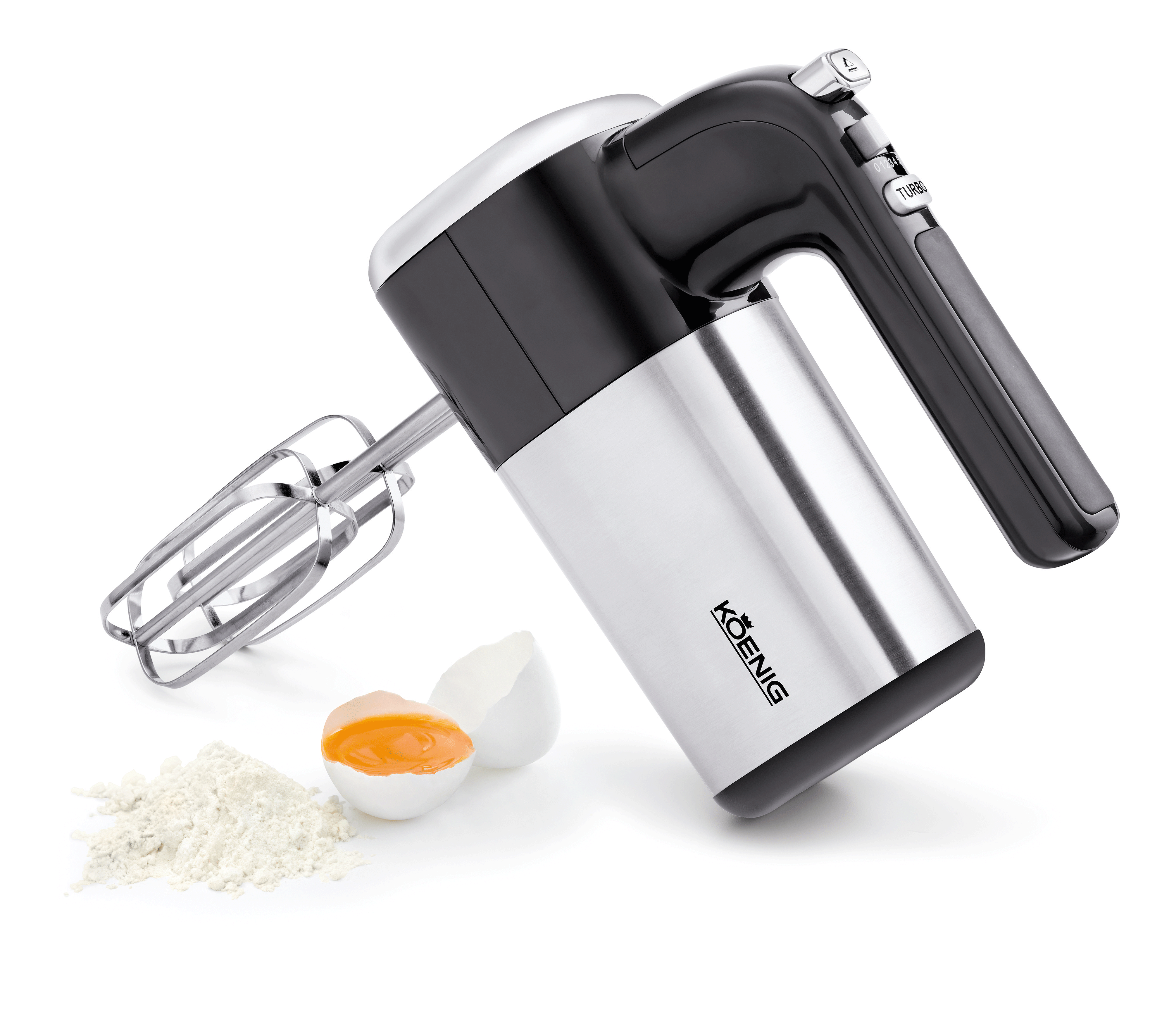 Frullatore a mano argento e nero con uovo e farina davanti.