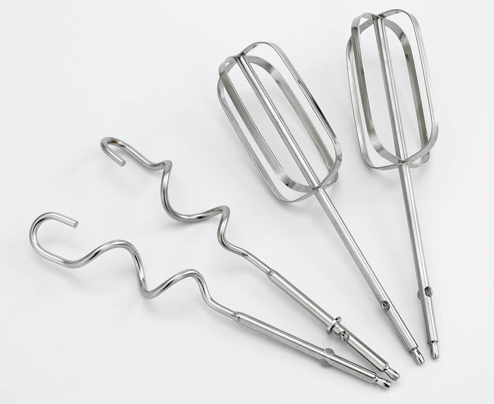 Quattro accessori per mixer argentati lucidi su una superficie bianca, due curvi e due dritti.