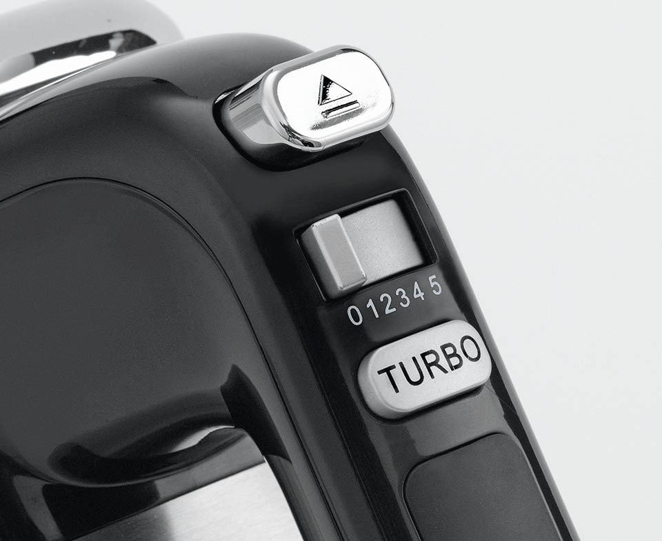 Dettaglio di un frullatore a mano nero con impostazioni di velocità e pulsante turbo.