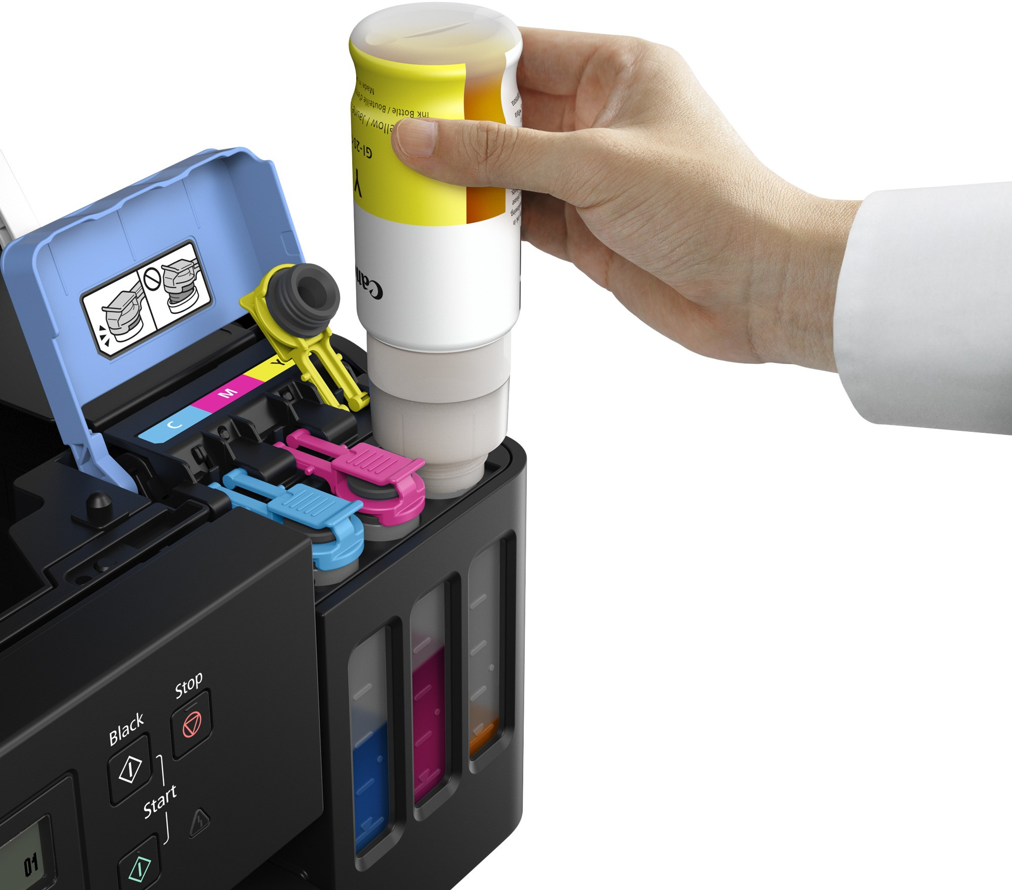Eine Hand gießt gelbe Tinte in einen Canon-Drucker. Der Drucker ist schwarz und blau. Weißer Hintergrund.