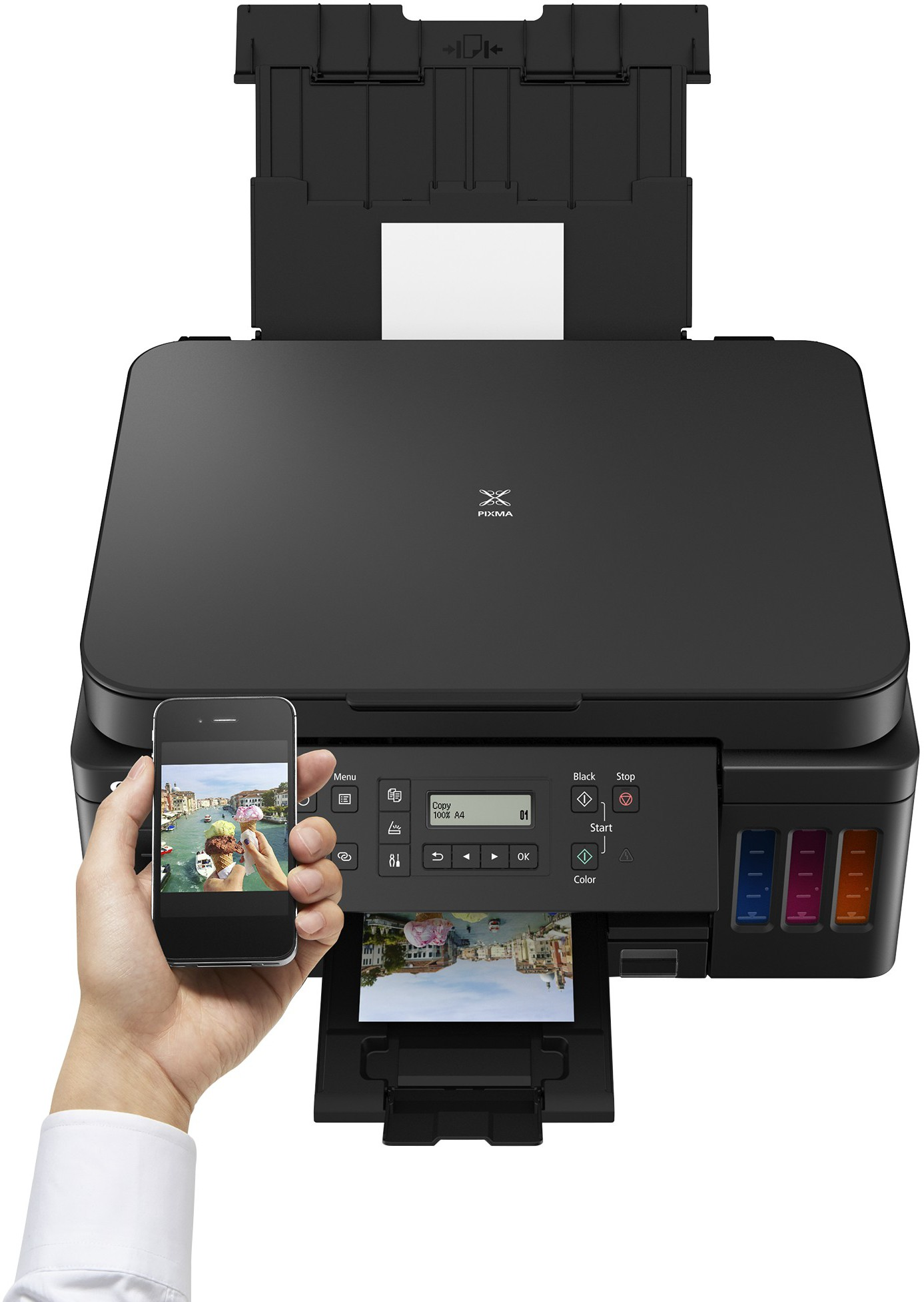 Schwarzer Canon-Drucker, der ein Foto druckt, das von einer Hand und einem Smartphone gehalten wird.