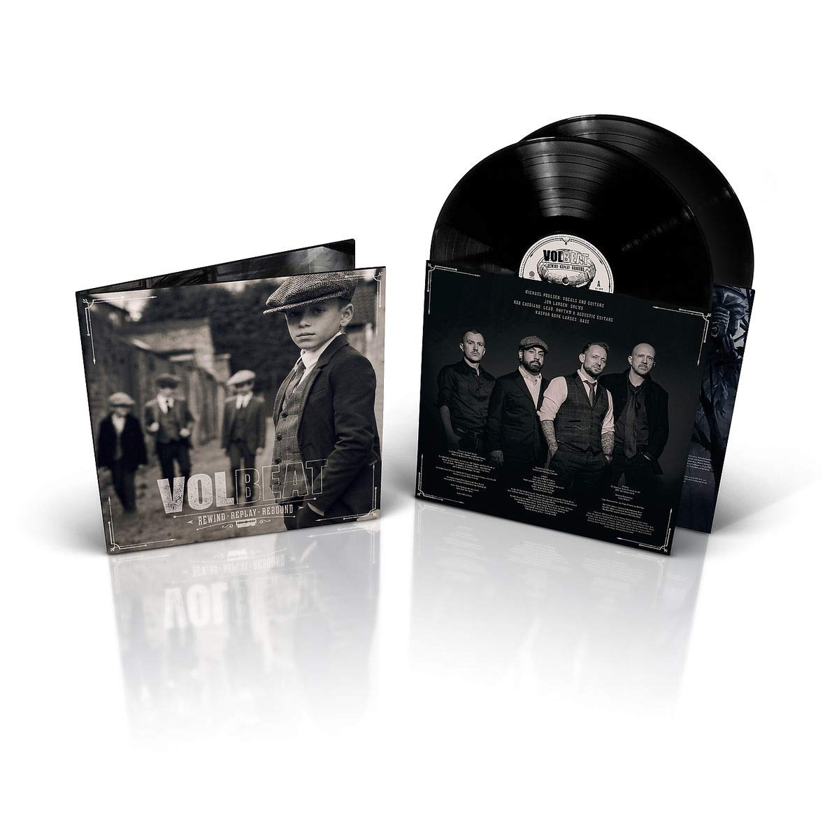 Vinylplaten set met albumhoes met een band en een jongen met een pet, witte achtergrond.
