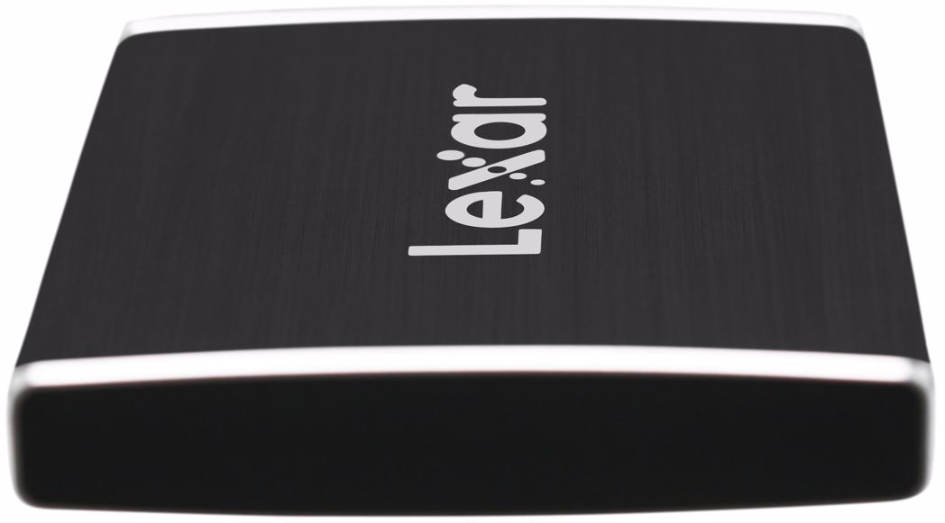 Un disque dur Lexar noir et rectangulaire, légèrement incliné, avec le nom de la marque.