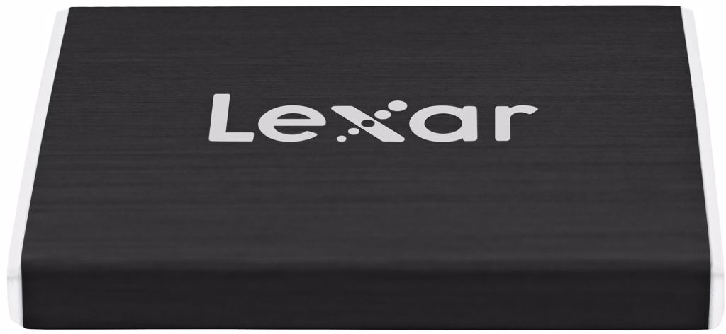 Un lecteur SSD Lexar noir. Le logo Lexar est sur le dessus. Les côtés sont blancs.
