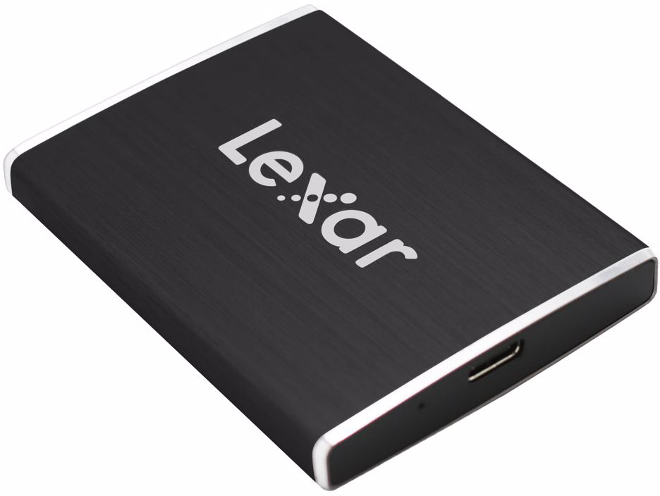 Disque dur externe Lexar noir. Le nom de la marque est imprimé en blanc. Il a un cadre argenté.