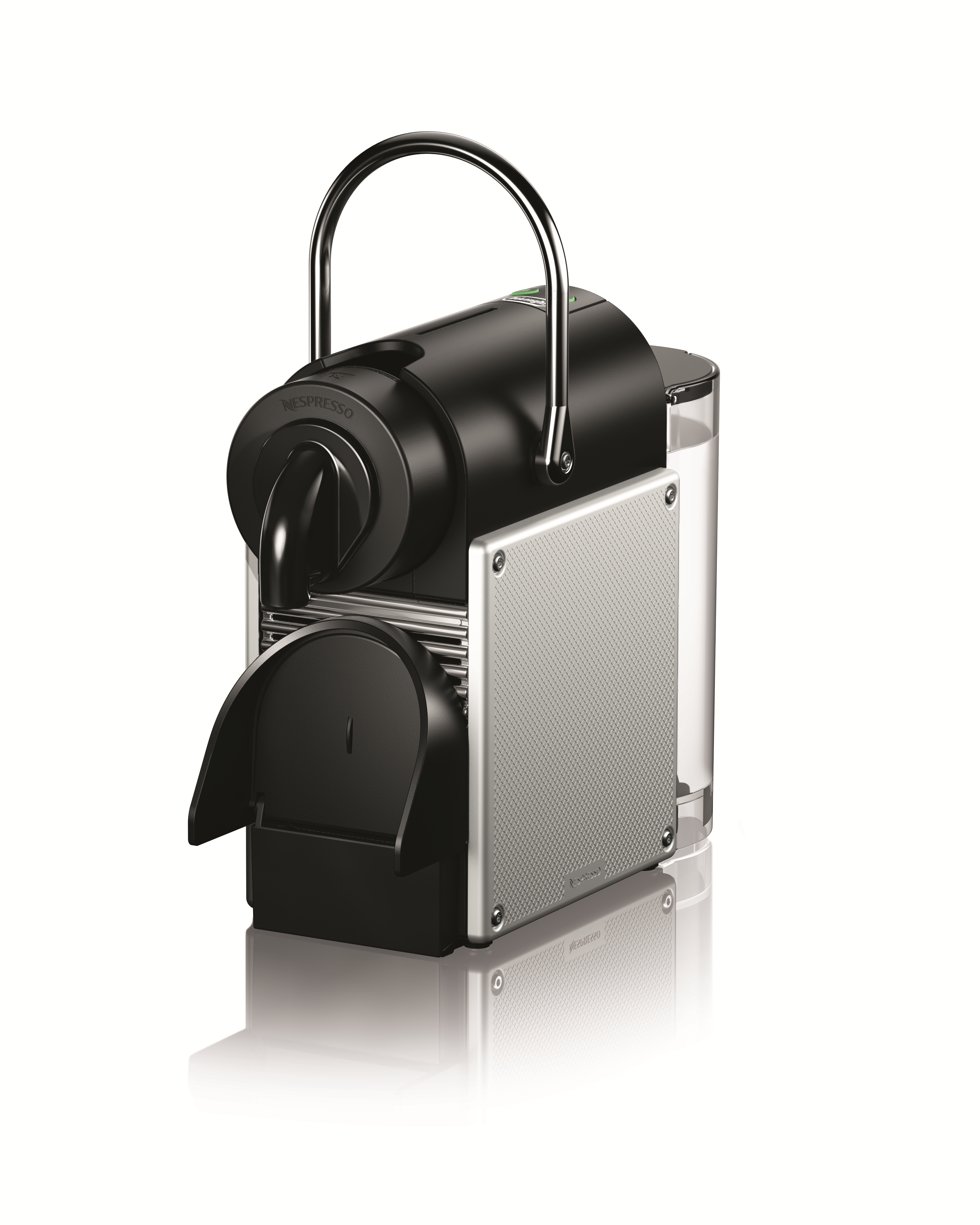 Schwarze Nespresso Kaffeemaschine auf weißer Oberfläche.