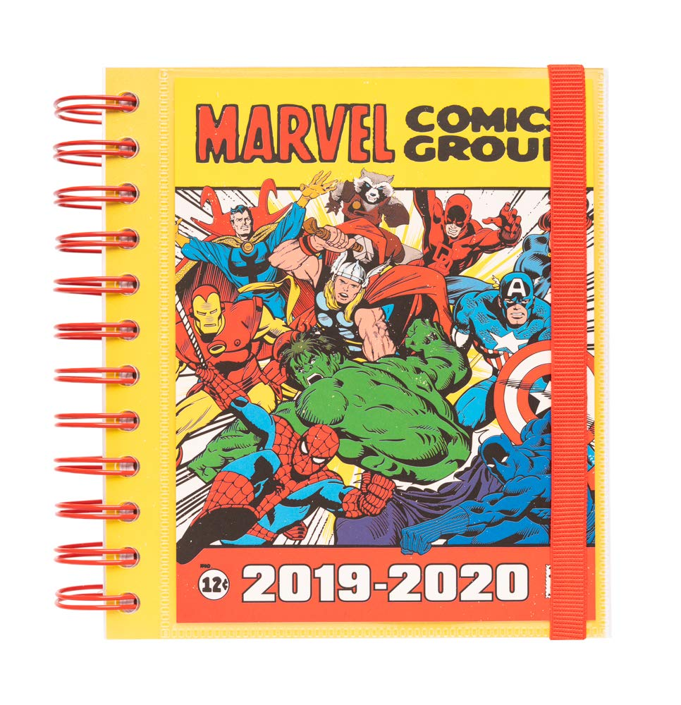 Un cuaderno de cómics de Marvel amarillo con varios superhéroes en la portada; encuadernación en espiral roja y una banda roja.