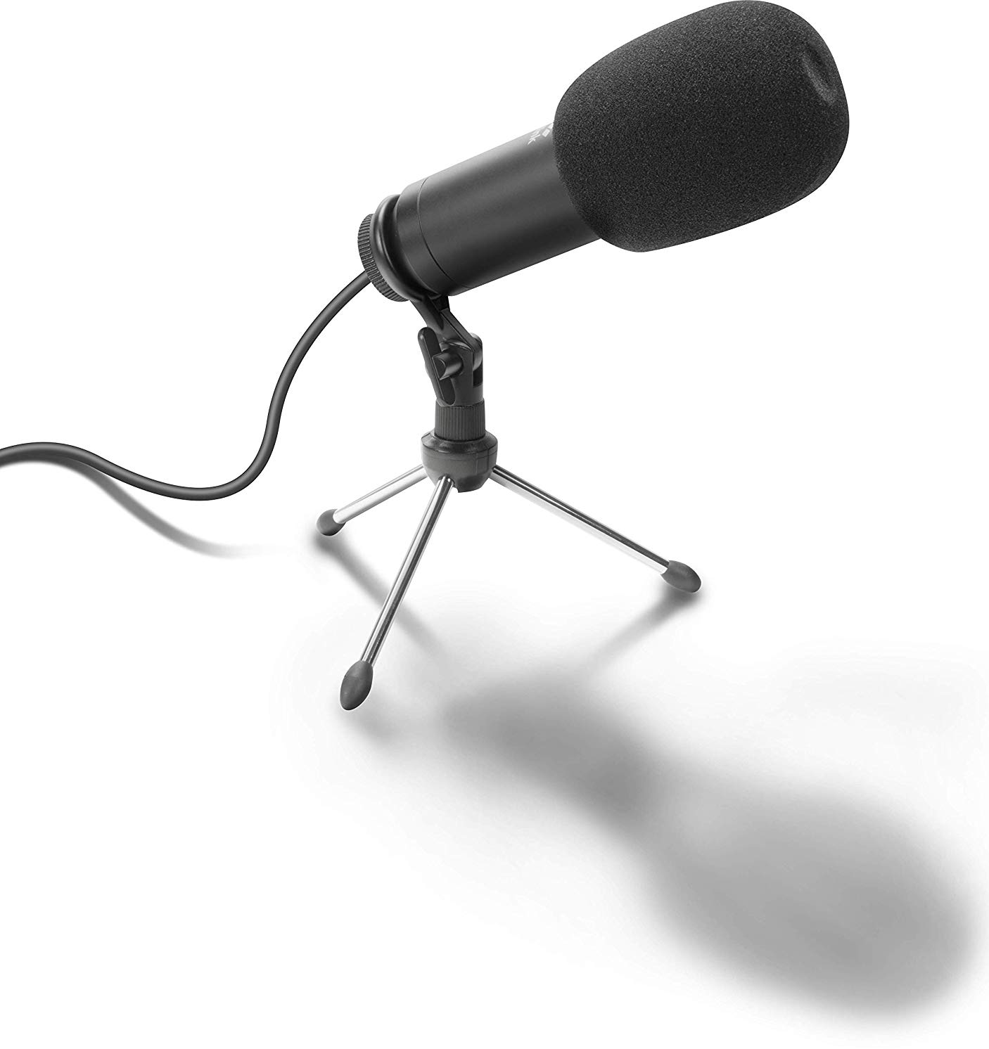 Schwarzes Mikrofon auf einem Ständer, mit Pop-Filter, auf weißem Hintergrund.