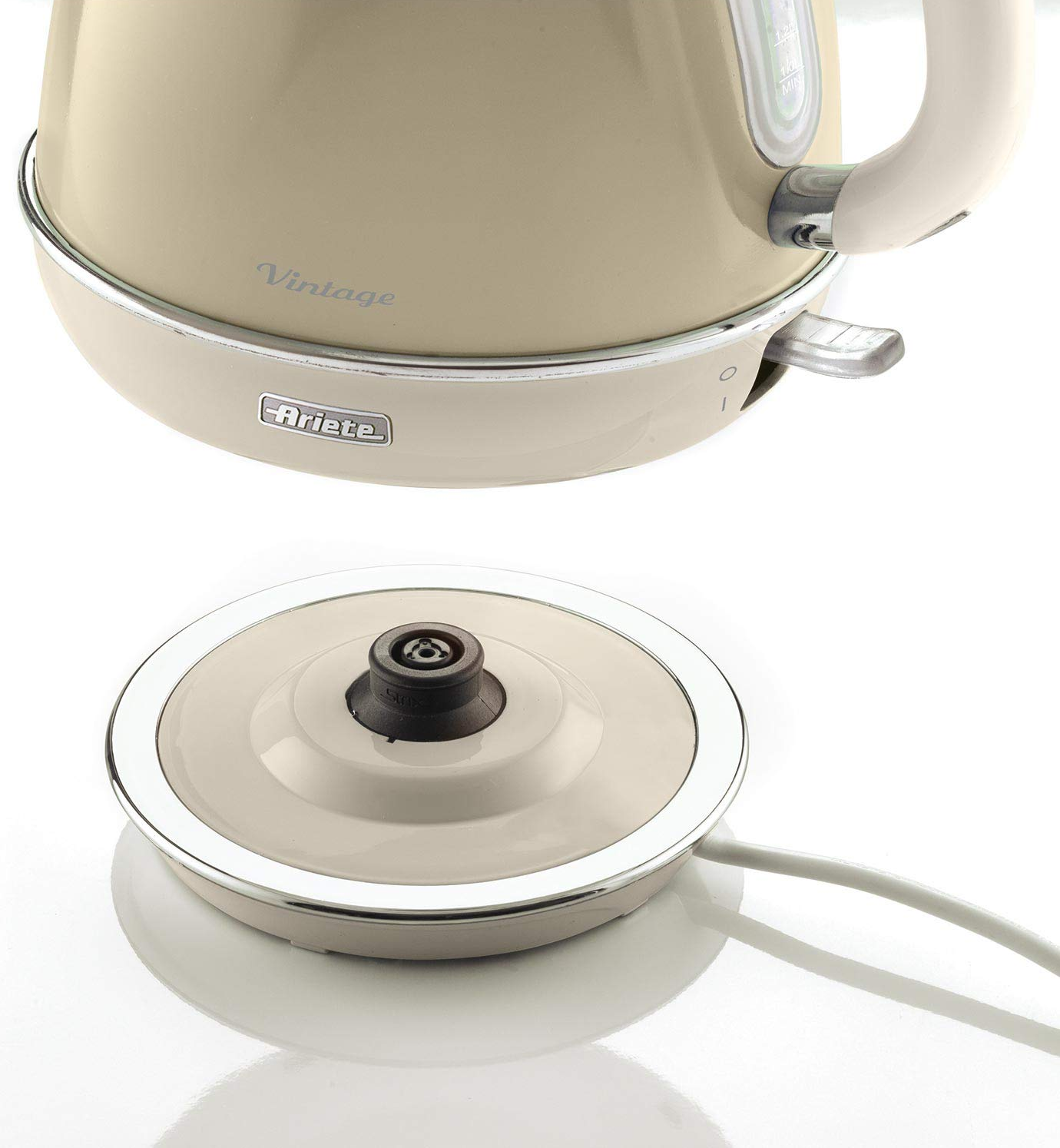 Beige Ariete-Wasserkocher mit Deckel auf weißer Oberfläche. Der Wasserkocher ist mit 'Vintage' beschriftet.