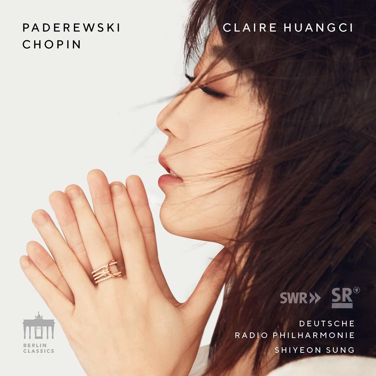 Eine Frau hält ihre Hände zusammen. Ein Ring ist an ihrem Finger. Text: Paderewski Chopin.
