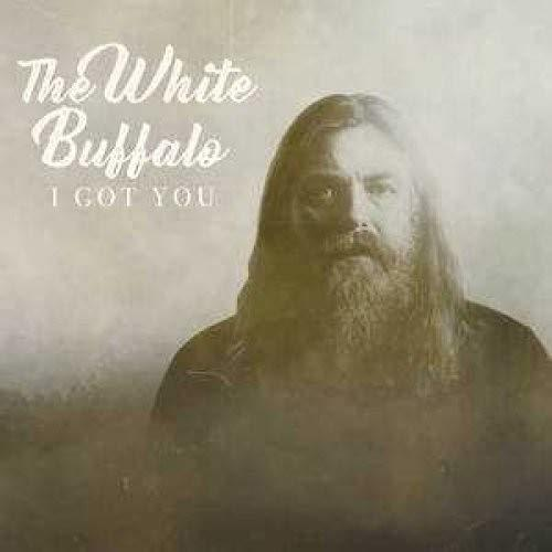 Albumcover. Mann mit langen Haaren und Bart in hellem Hintergrund. Der Albumtitel lautet The White Buffalo.