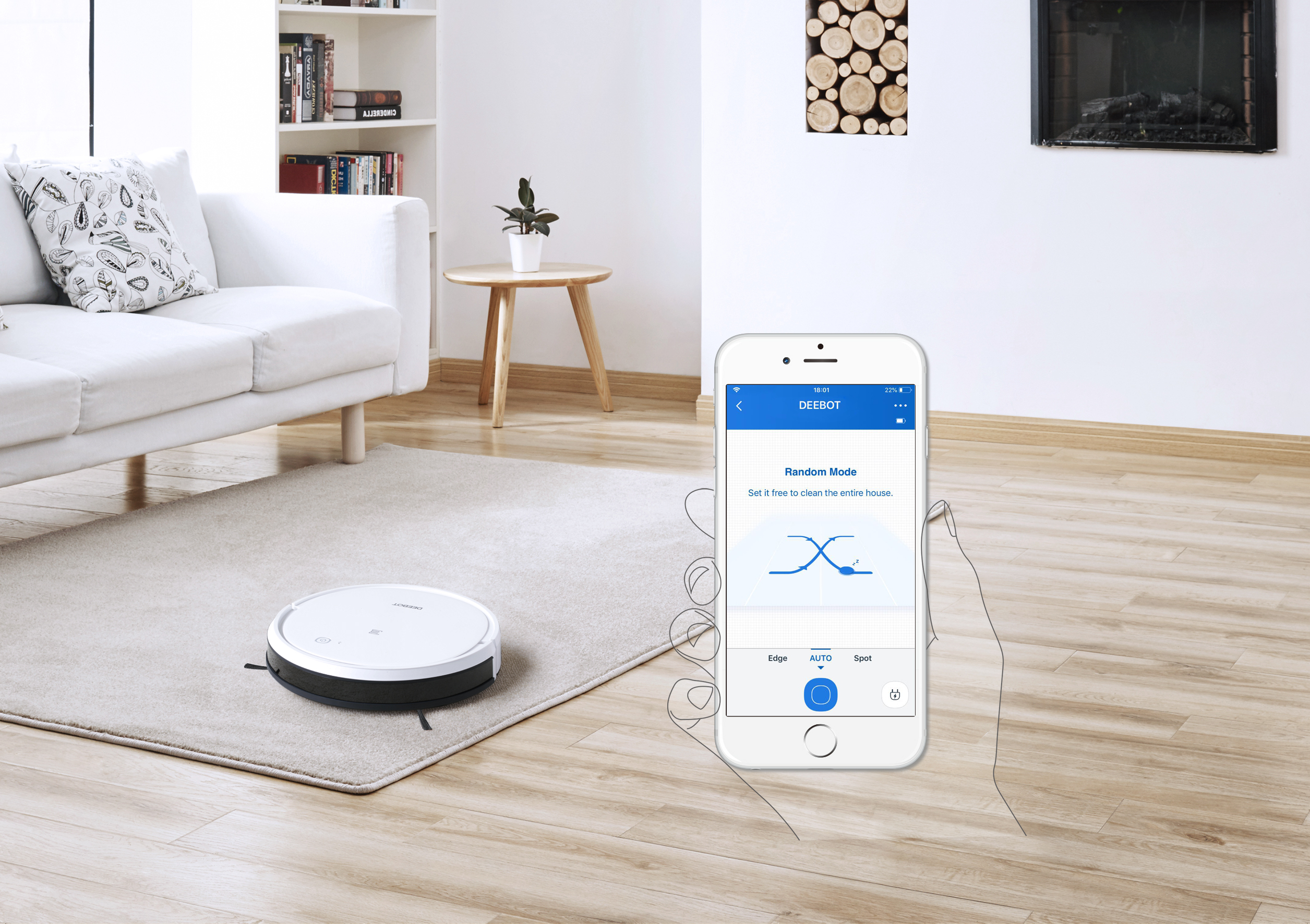 Die Hand einer Frau, die ein Telefon mit der DEEBOT-App hält. Ein Staubsauger liegt im Hintergrund auf einem Teppich.