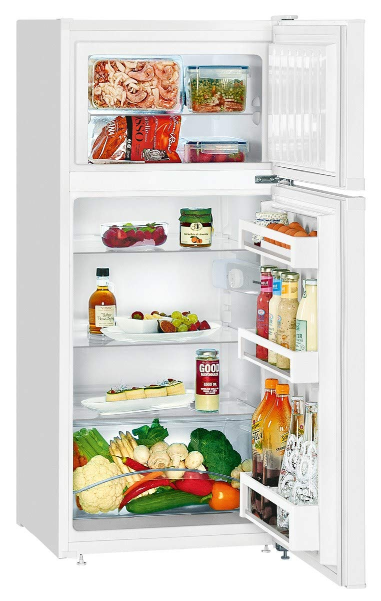 Un refrigerador blanco con la puerta abierta, lleno de alimentos y bebidas.