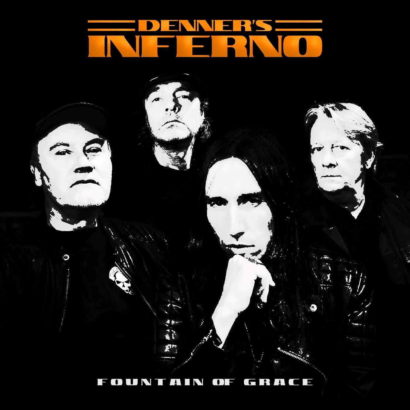 Schwarz-Weiß-Bild einer Band. Der Name der Band steht über dem Bild.