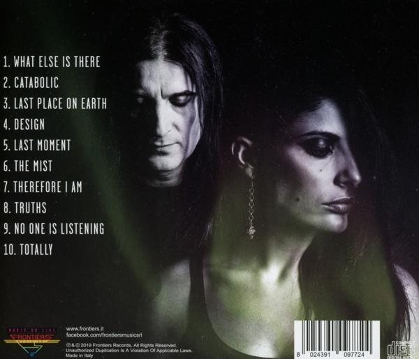 Albumcover mit zwei Gesichtern von Personen und einer Titelliste. Der Hintergrund ist dunkel mit grünem Leuchten.
