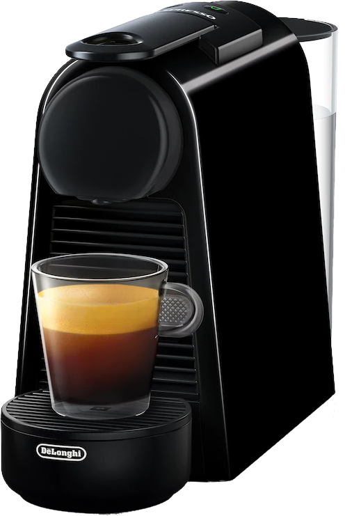 Egy fekete Nespresso kávéfőző egy pohár eszpresszóval. A pohár egy fekete alapon van. A gépnek van egy víztartálya.