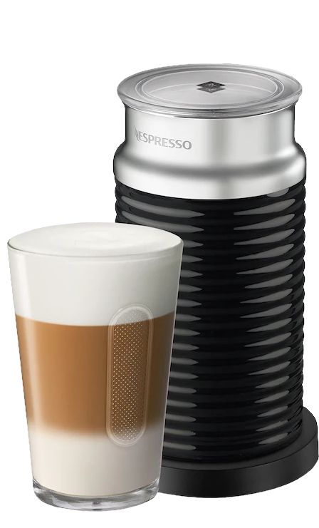 Réteges kávé és tej latte pohár, mellette egy fekete-ezüst Nespresso tejhabosító.