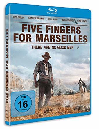 Blu-ray-Hülle für „Five Fingers for Marseille“. Ein Mann mit Hut geht. Wüstenhintergrund. Blaue Hülle.