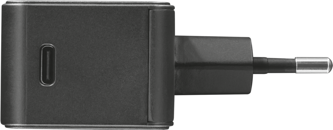 Fekete USB-C töltő, dugóval a jobb oldalon.