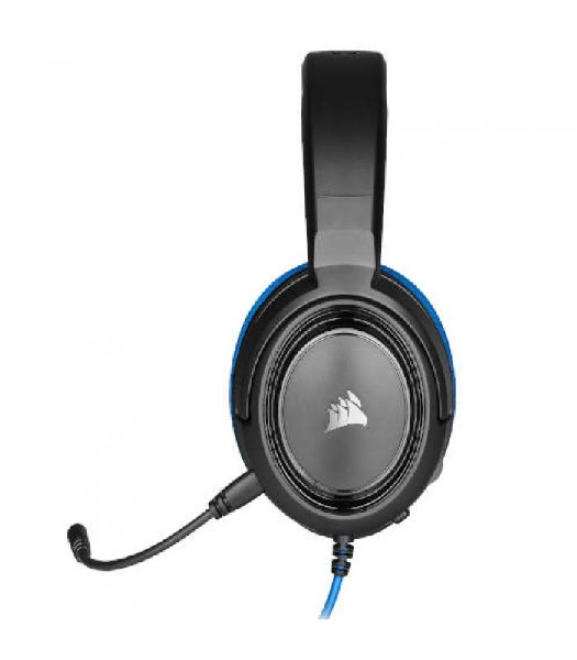 Auriculares para juegos negros y azules. Tiene un micrófono y está sobre un fondo blanco.