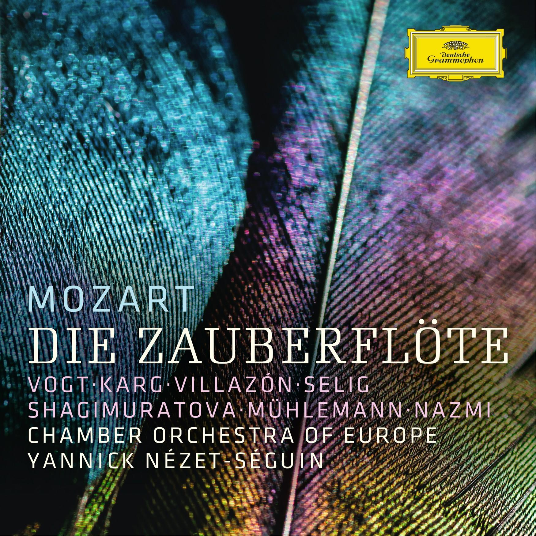 Mozarts 'Die Zauberflöte' Albumcover mit bunten Federn und Text.
