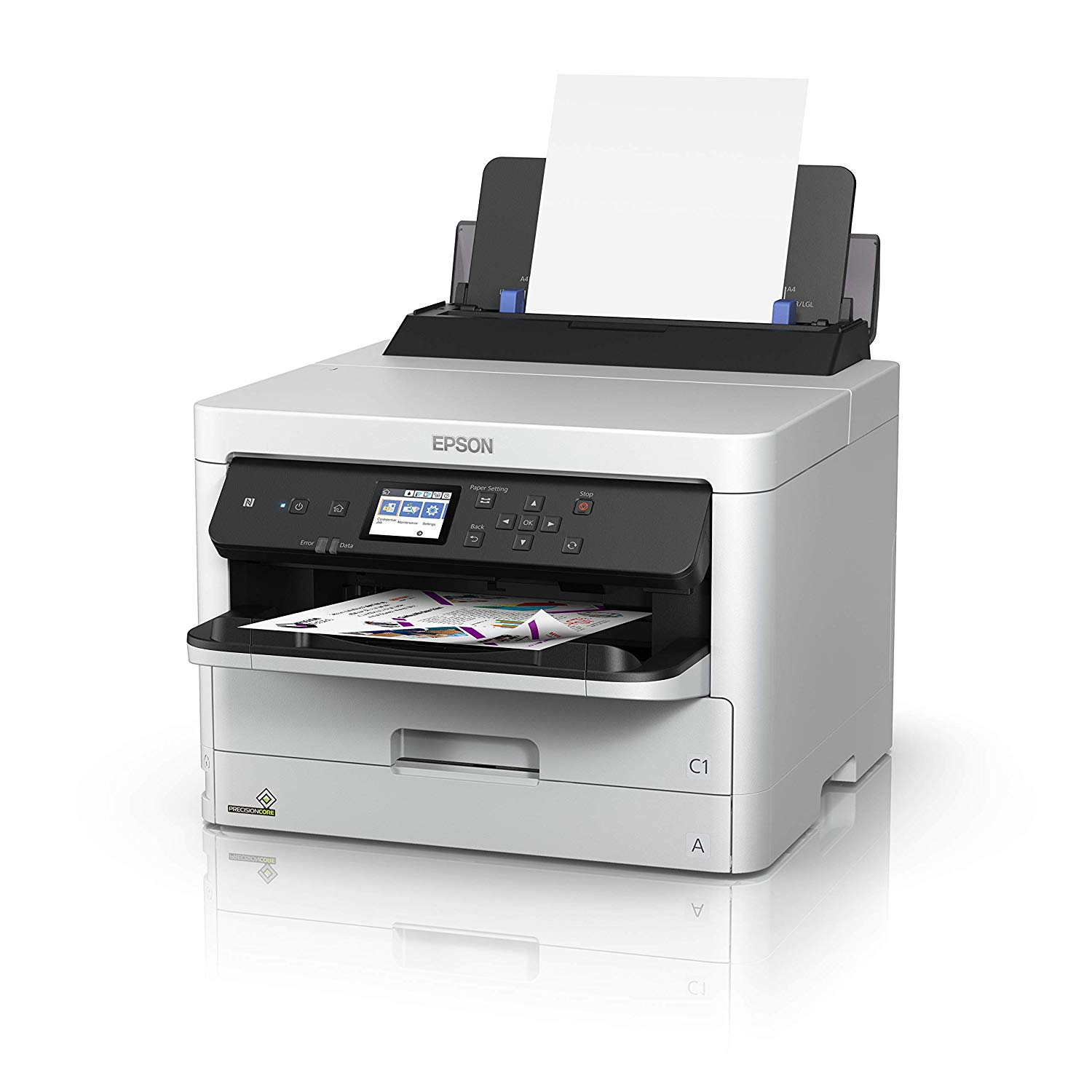 Una impresora Epson blanca con la bandeja de papel abierta, imprimiendo una hoja.