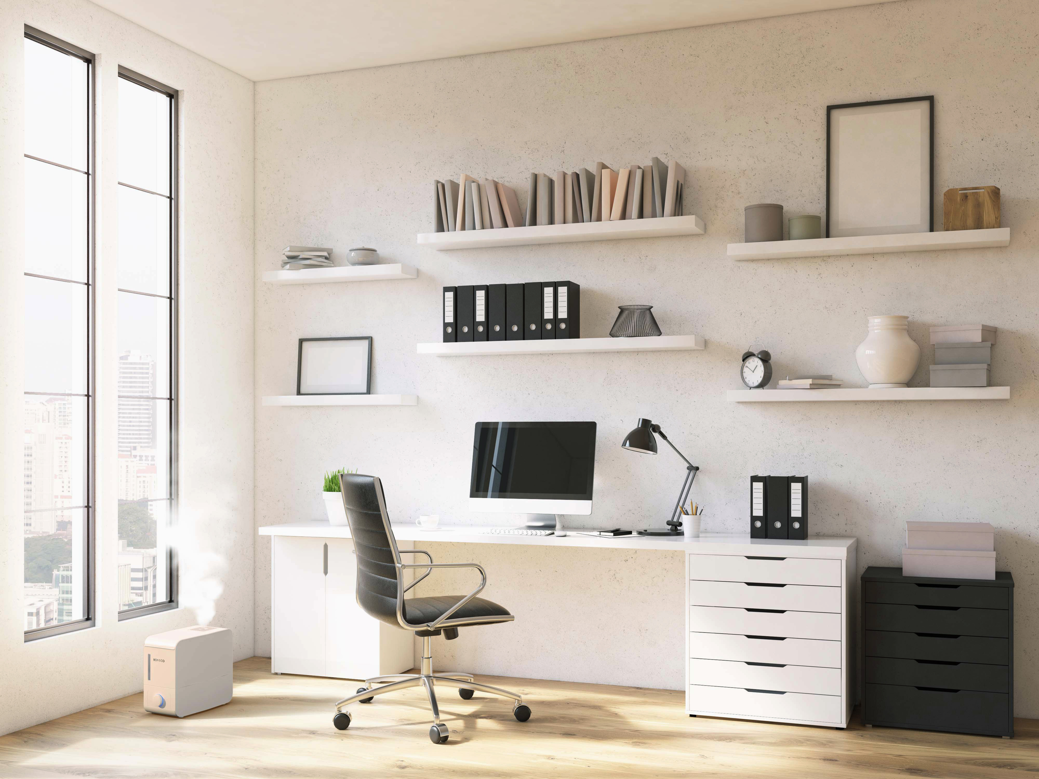 Büroumgebung mit Schreibtisch, Regalen, Computer, Büchern und Dekorationen. Holzboden, weiße Wände, sonnig.