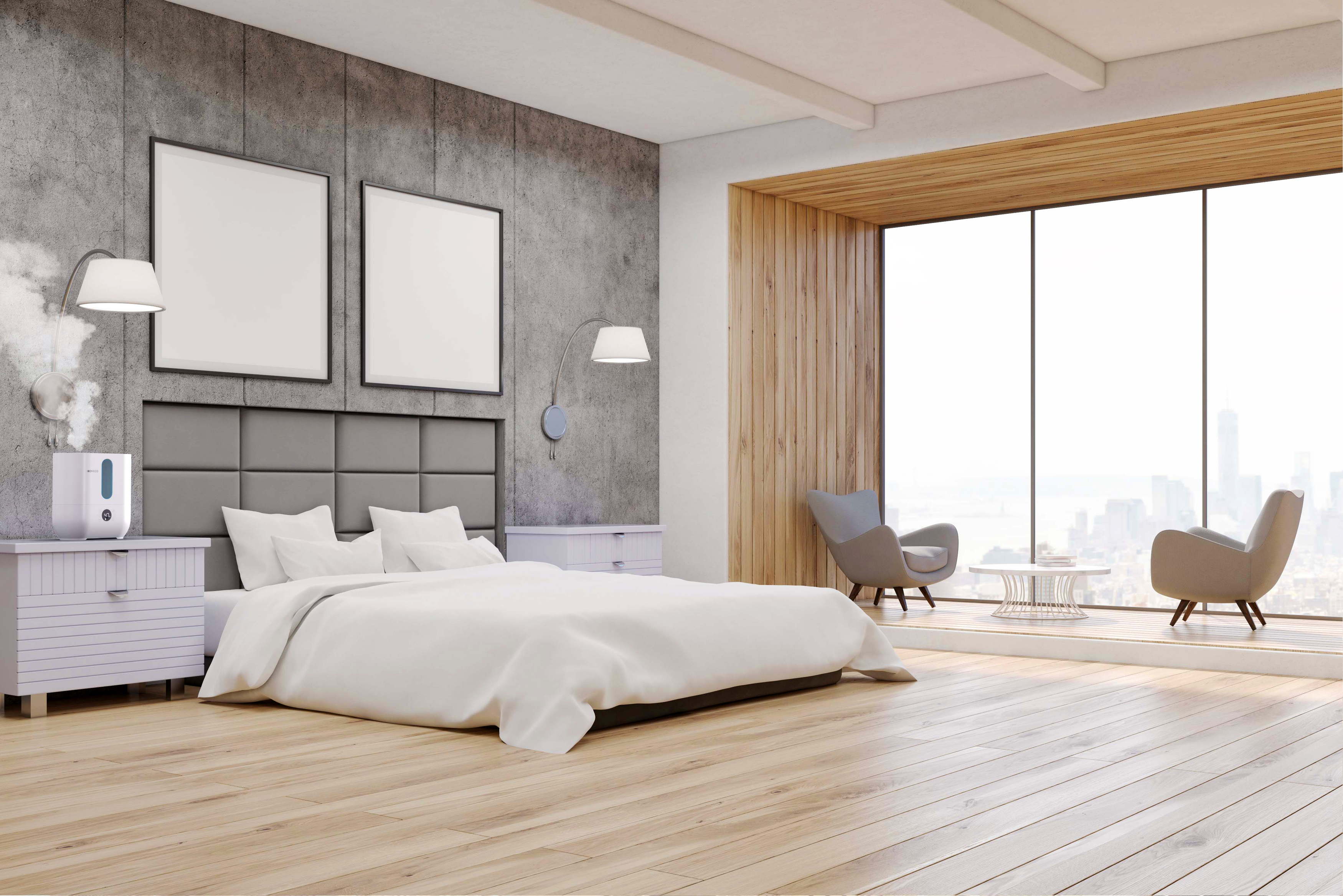 Ein modernes Schlafzimmer mit Bett, großem Fenster und Luftbefeuchter. Helle Holzböden.