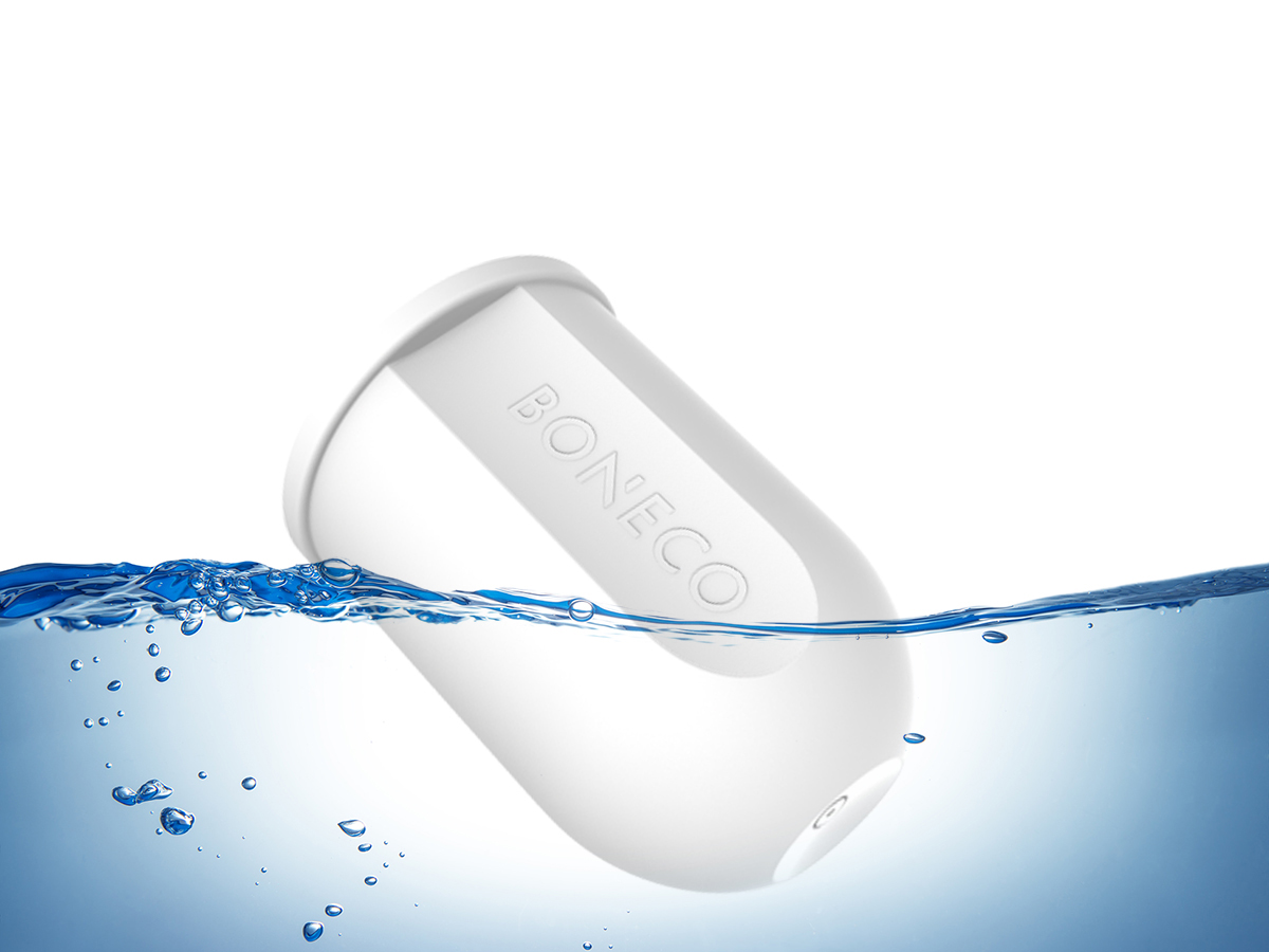Weißer zylindrischer Filter unter Wasser, mit 'BONECO' aufgedruckt.