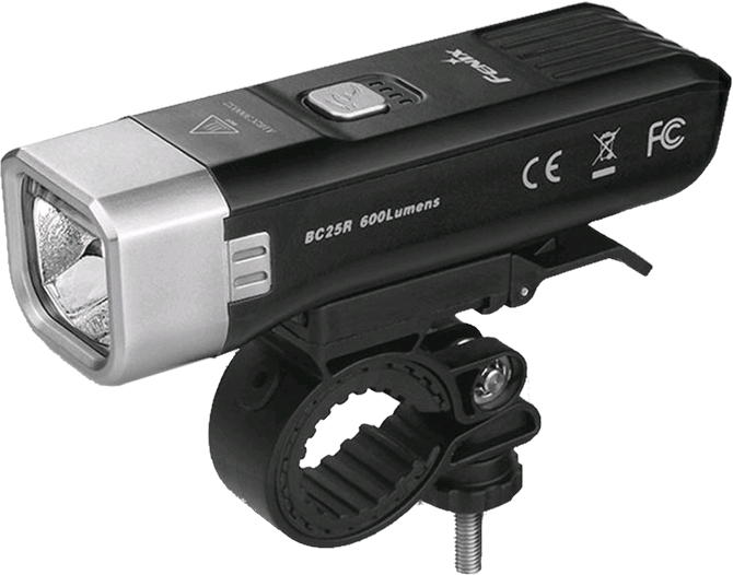 Fehér számítógépes egér, méretei 57mm x 97mm, fehér háttérrel.