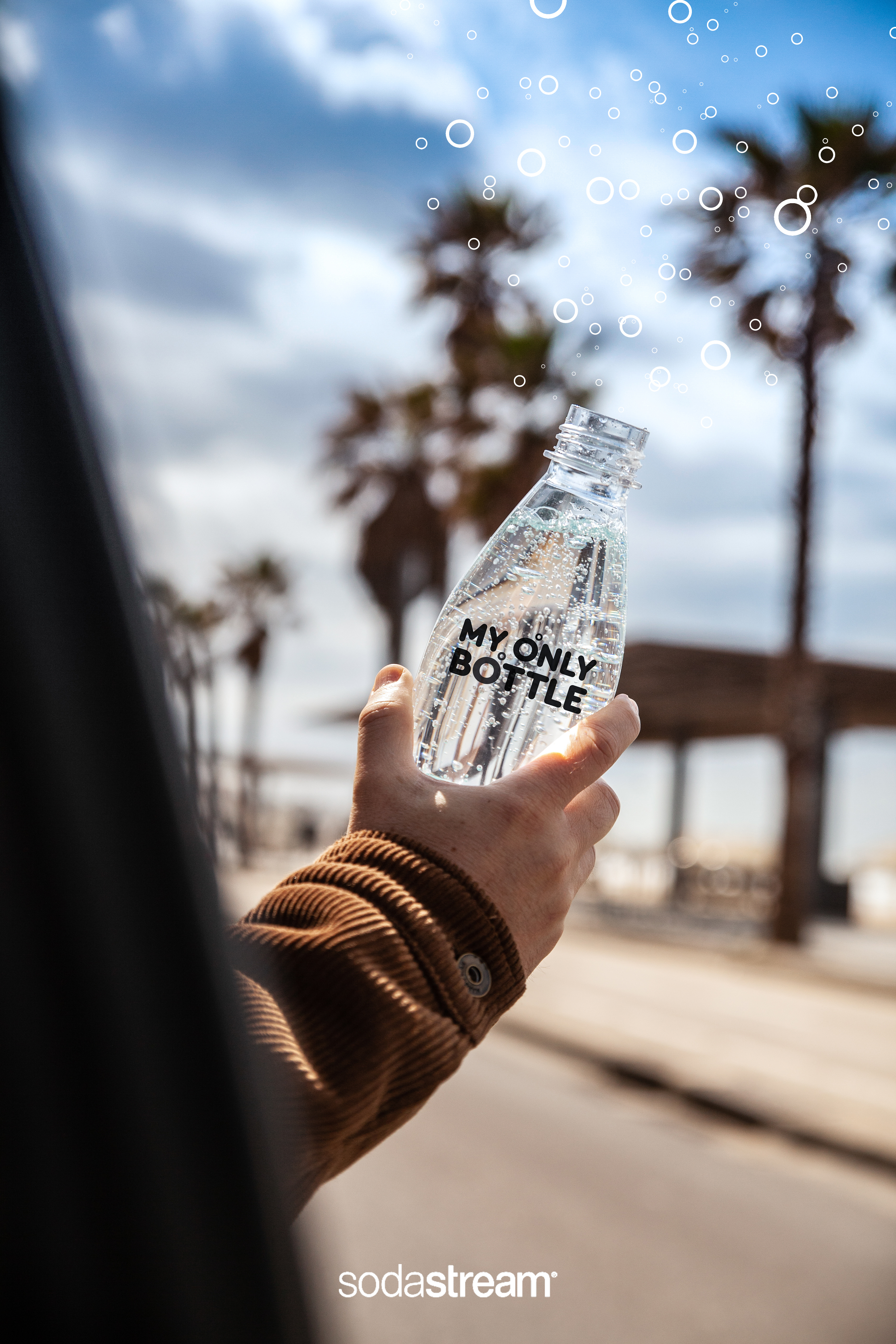 Main tenant une bouteille d'eau avec le texte 'MY ONLY BOTTLE'.