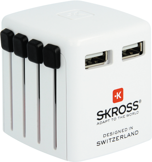 Egy fehér utazóadapter négy fekete dugóval és két USB-porttal, SKROSS márkanévvel.
