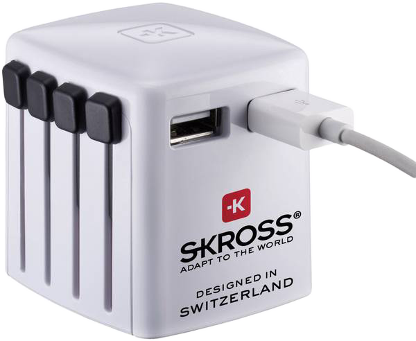 Fehér adapter USB porttal és több dugóval. Fekete részletek, 'SKROSS' logó.