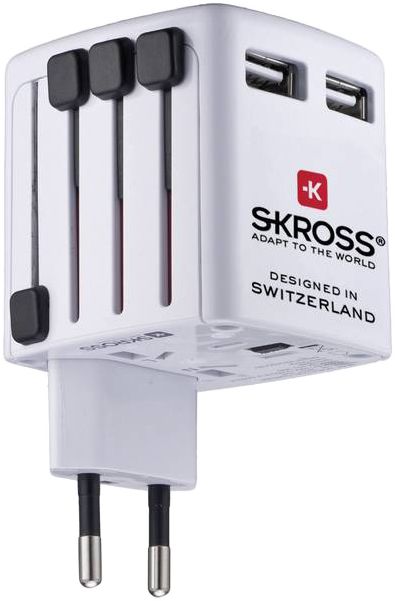 Egy fehér utazó adapter, több dugóval, USB portokkal és a 'SKROSS' szöveggel rajta.