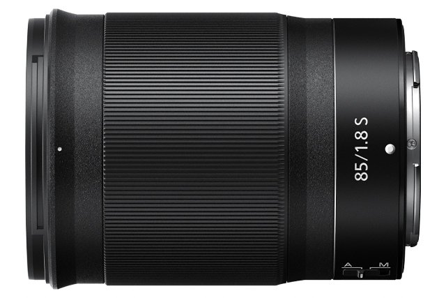 Schwarzes Kameraobjektiv mit gerippter Textur und weißem Text: 85/1.8 S.
