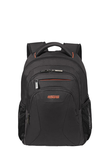 Fekete hátizsák narancssárga díszítéssel. Az American Tourister a homlokzaton és az oldalzsebeken van nyomtatva.