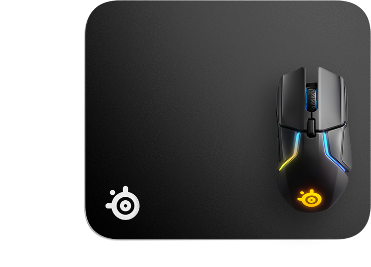 Fekete egérpad fekete egérrel jobbra. Az egérpadon a SteelSeries logója látható.