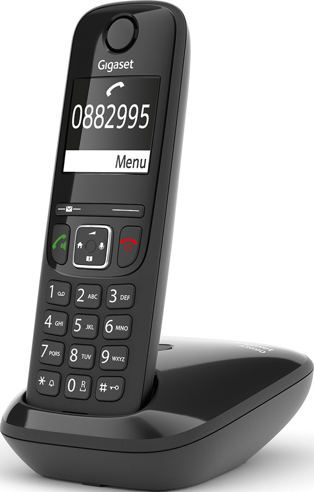 Ein schwarzes schnurloses Gigaset-Telefon steht auf seiner Basis. Der Bildschirm zeigt eine Telefonnummer und eine Menüoption an. Das Telefon hat eine Tastatur.
