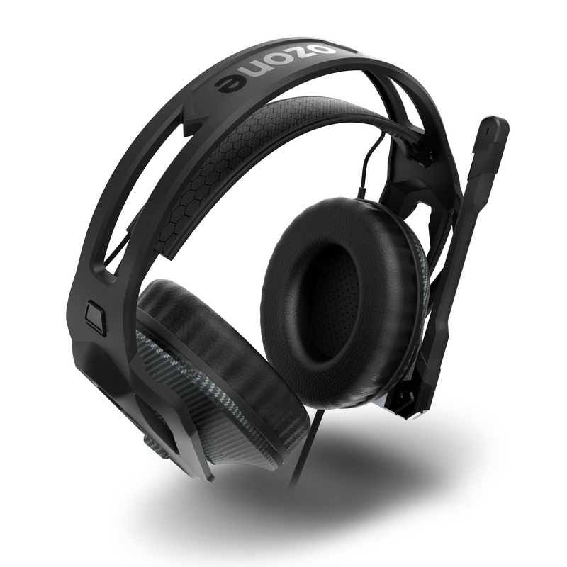 Auriculares para juegos negros y grises con micrófono, en ángulo sobre un fondo blanco.