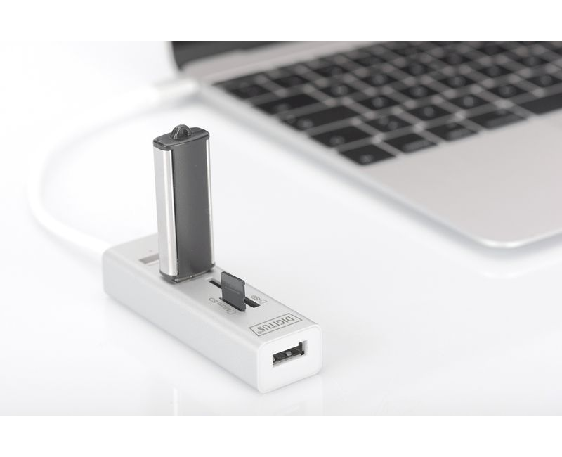 Fehér hub USB és SD kártya nyílásokkal, laptophoz csatlakoztatva.