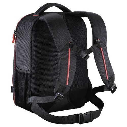 Una mochila negra con detalles rojos, correas para los hombros y un sistema de soporte lumbar.