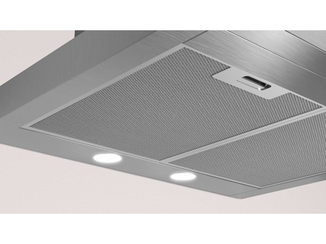 Primer plano de una campana extractora de acero inoxidable con luces y un filtro de malla.
