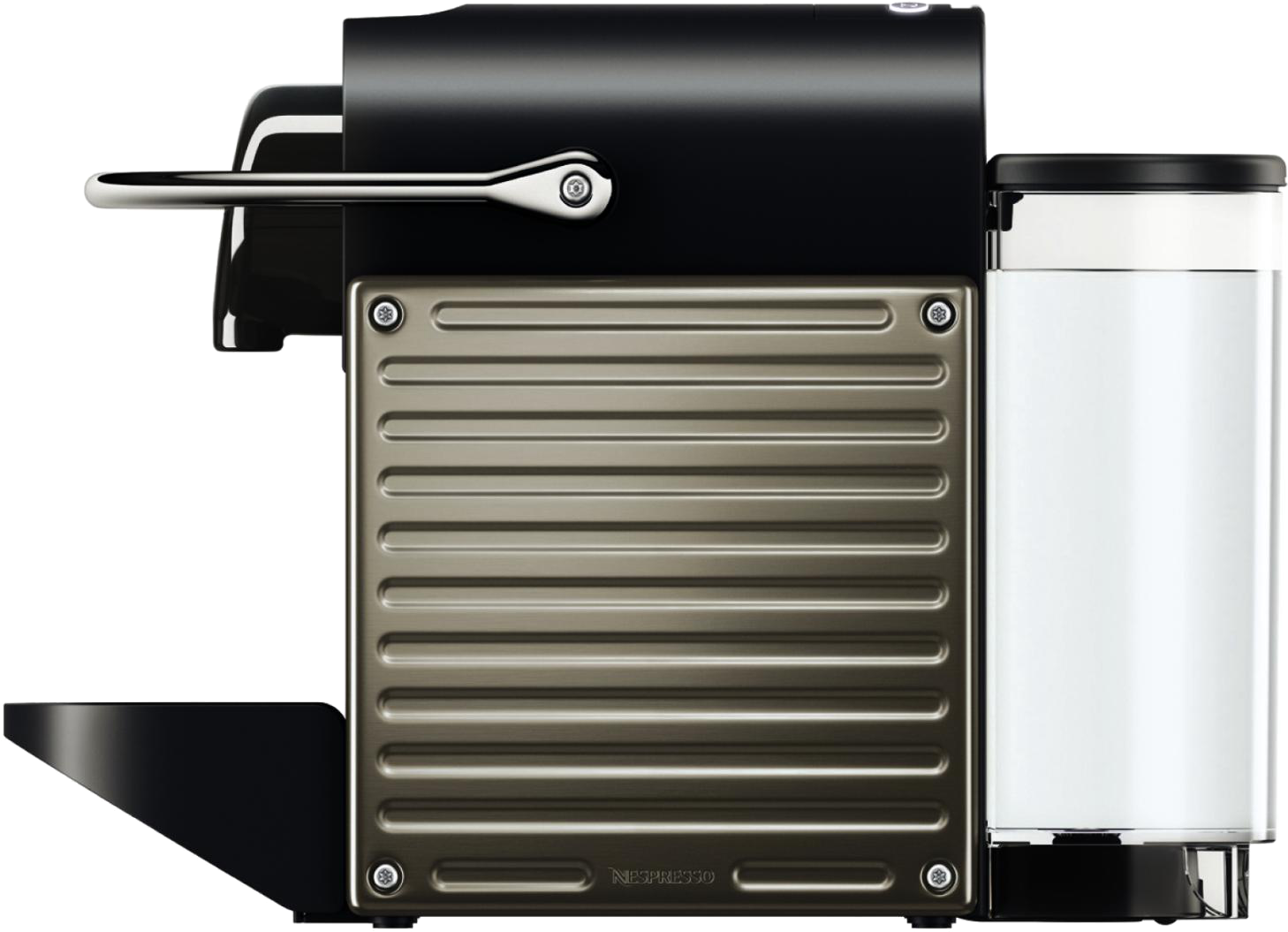 Schwarz-silberne Espressomaschine mit Wassertank, Seitenansicht, isoliert auf Weiß.