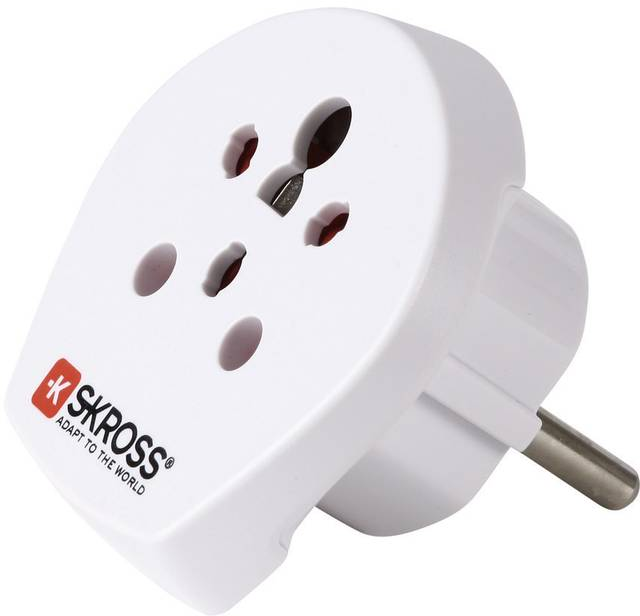 Adattatore SKROSS bianco con tre prese e una spina. Ha il logo SKROSS rosso.