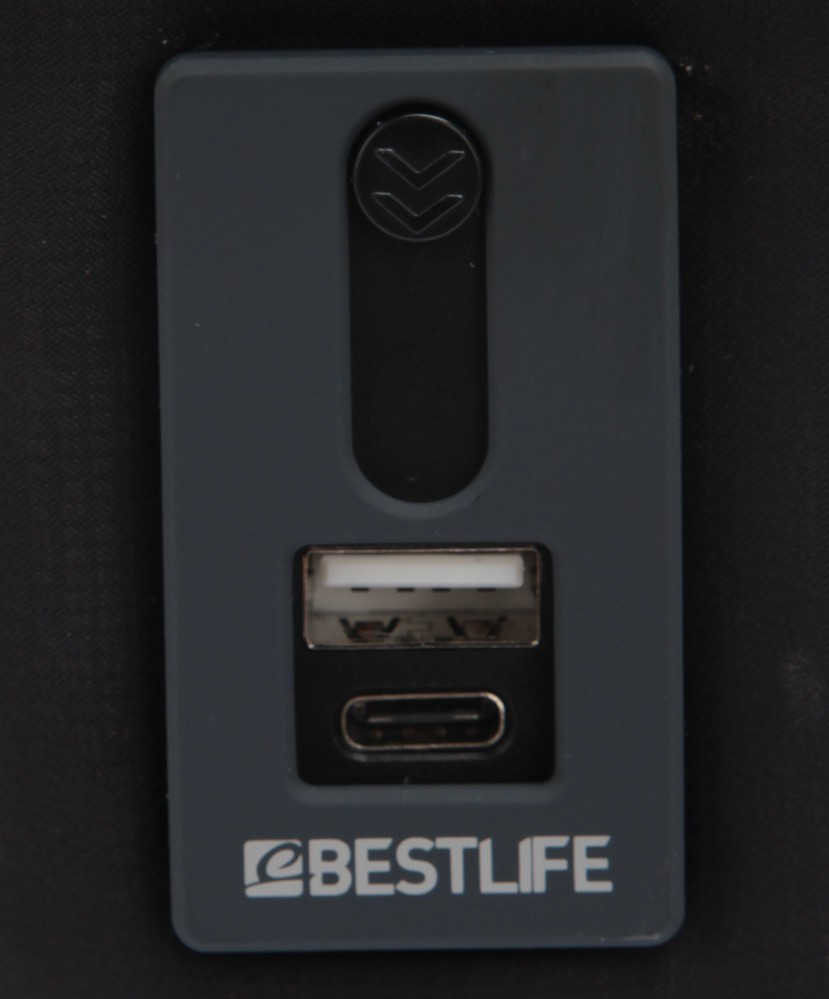Közelkép egy fekete töltőportról USB és USB-C portokkal. Alatta a 'BESTLIFE' felirat.