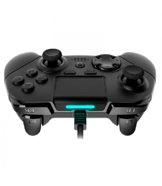 Mando de juego negro con botones, joysticks y cable de carga. Luz azul encendida.