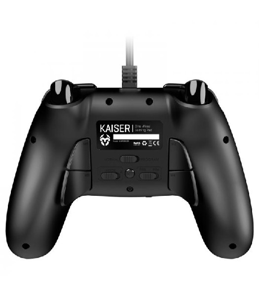 Mando de juego negro con botones y gatillos. 'KAISER' está escrito en el mando.
