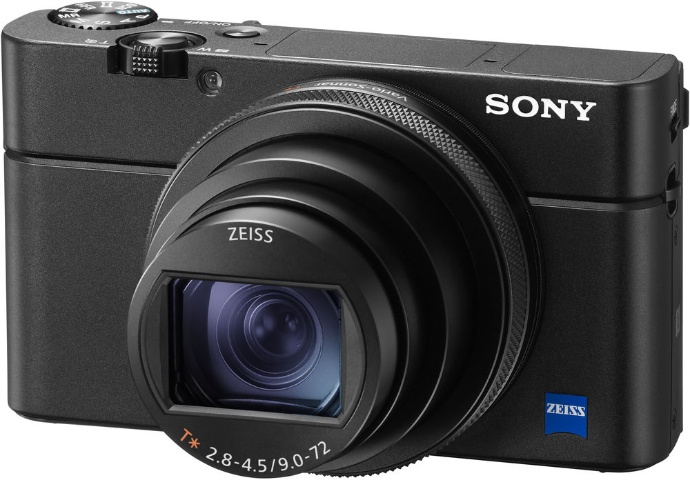 Fekete Sony fényképezőgép nagy objektívvel és ezüst tárcsával a tetején, fehér háttéren.